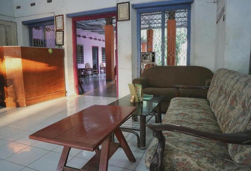 Отель Spot On 1972 Aman Family Inn