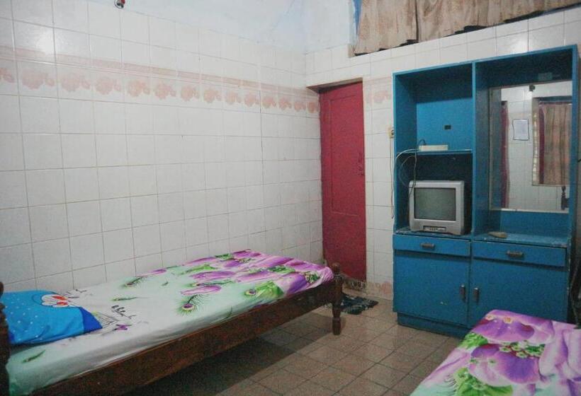 Отель Spot On 1972 Aman Family Inn