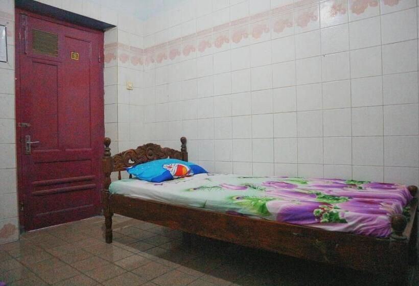 Отель Spot On 1972 Aman Family Inn