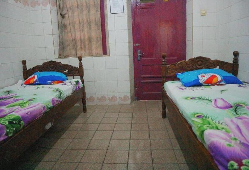 Отель Spot On 1972 Aman Family Inn