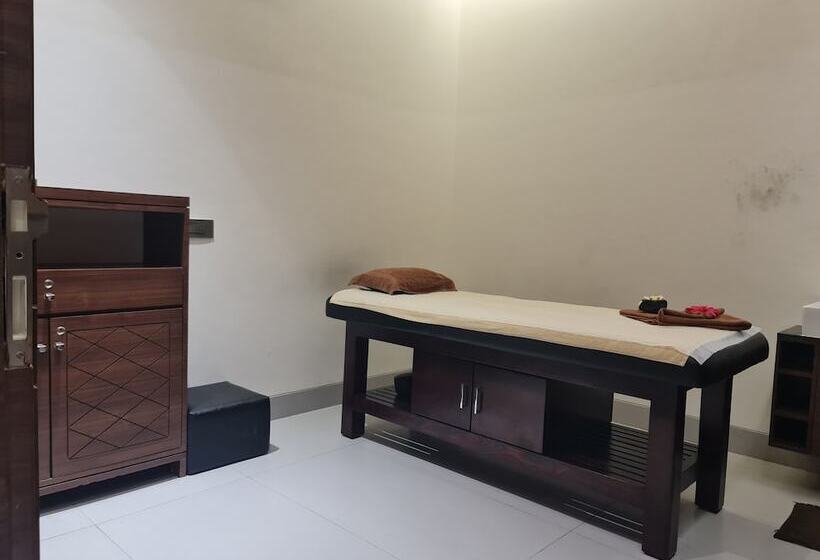 Отель Ramada By Wyndham Gandhidham Shinay