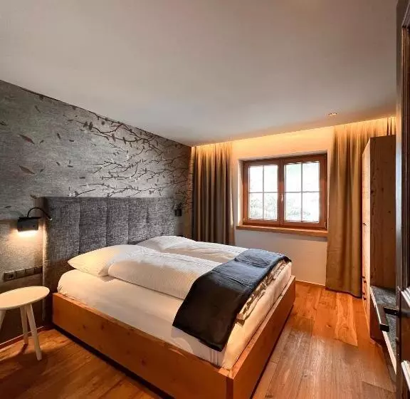 Majatalo Schulhaus Tirol