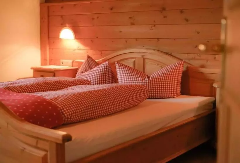 Majatalo Schulhaus Tirol