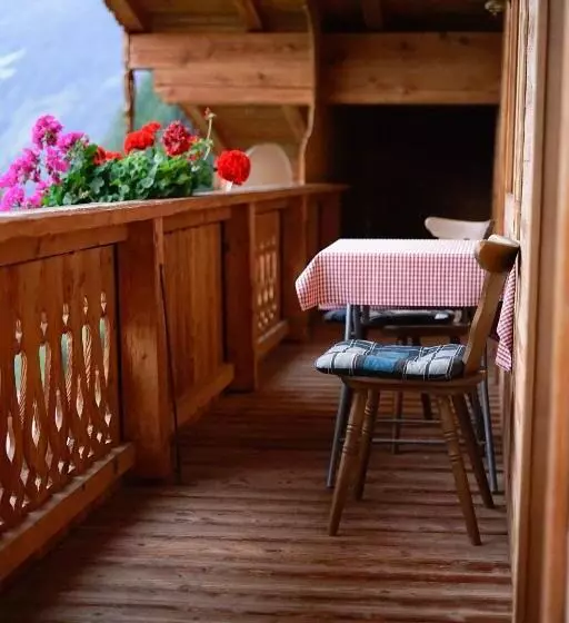 Majatalo Schulhaus Tirol