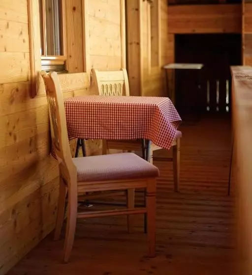 Majatalo Schulhaus Tirol