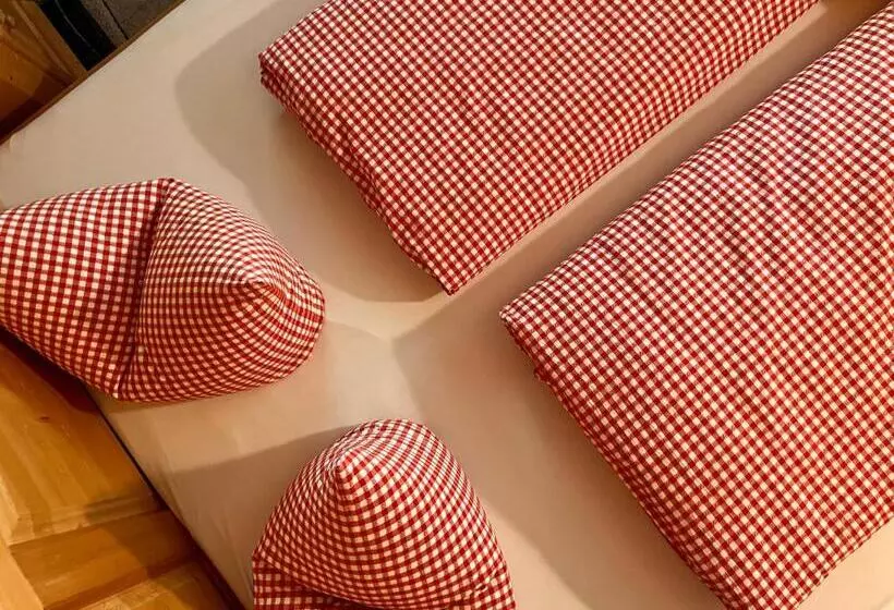 Majatalo Schulhaus Tirol