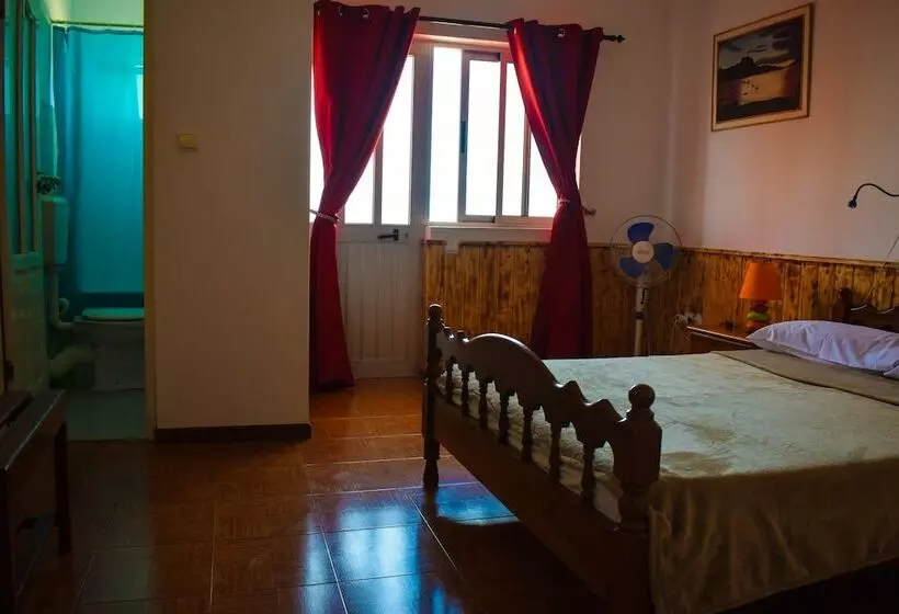 تختخواب و صبحانه Residencial Ponta Do Sol