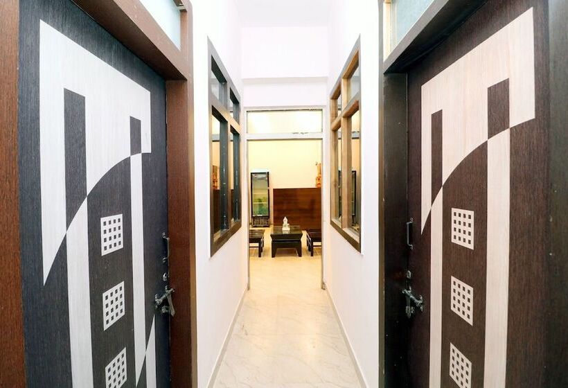 Отель Red Velvet Inn By Oyo Rooms