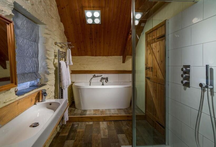 Bed and Breakfast Tregarland Farm