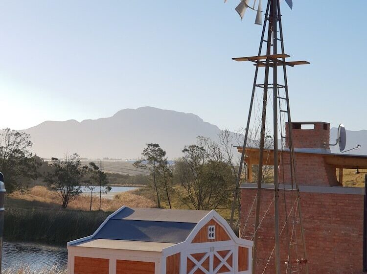 בית מלון כפרי Buff & Fellow Eco Cabins