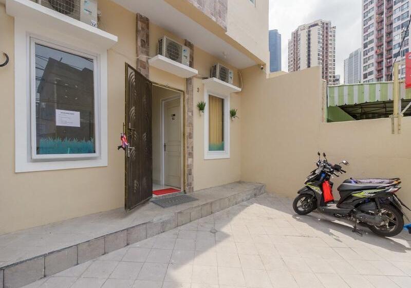 بنسيون Reddoorz Plus Near Taman Rasuna Menteng