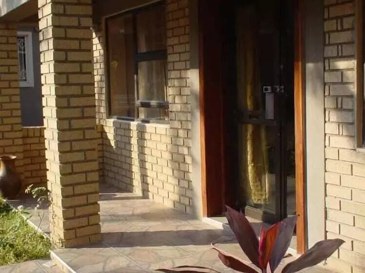 هتل Trench Town Lodge