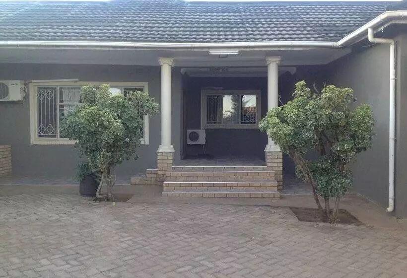 هتل Trench Town Lodge