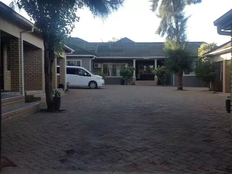 هتل Trench Town Lodge