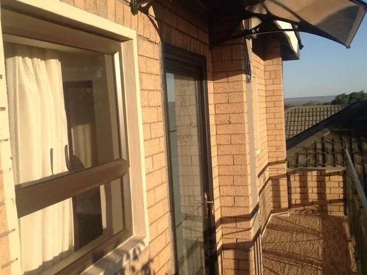 هتل Trench Town Lodge