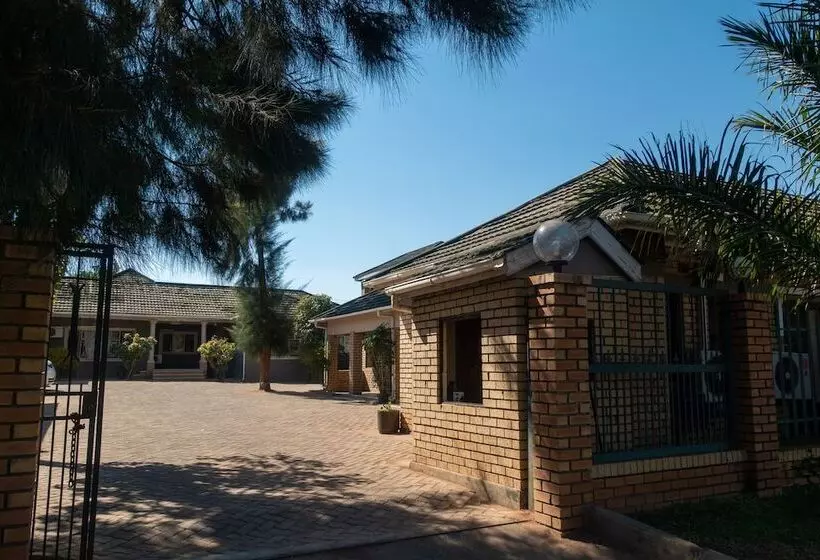 هتل Trench Town Lodge