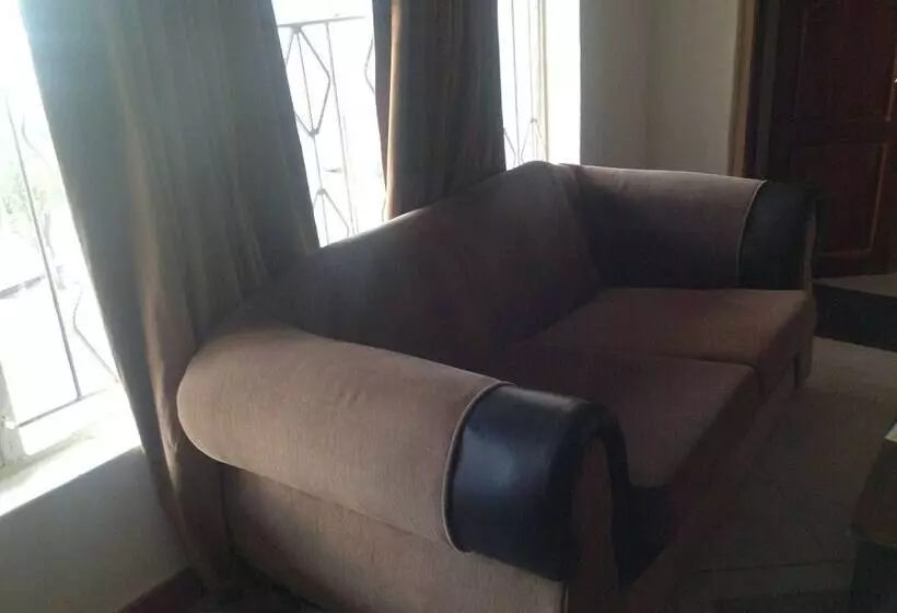 هتل Trench Town Lodge