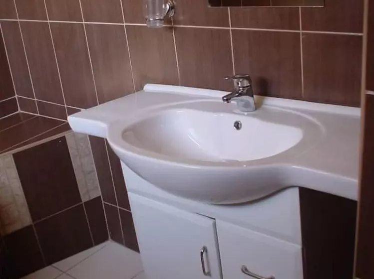 هتل Trench Town Lodge