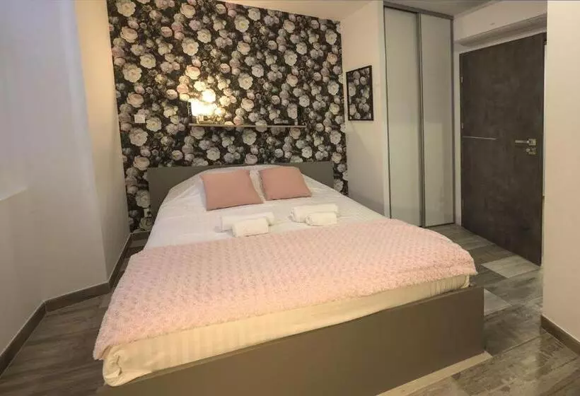 Hotelli De La Croisee