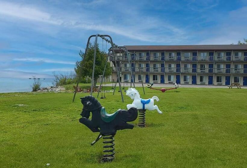 فندق Days Inn & Suites By Wyndham St. Ignace Lakefront