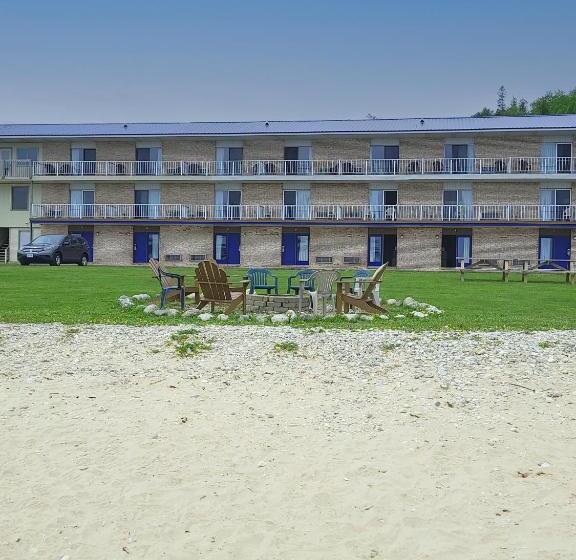 فندق Days Inn & Suites By Wyndham St. Ignace Lakefront
