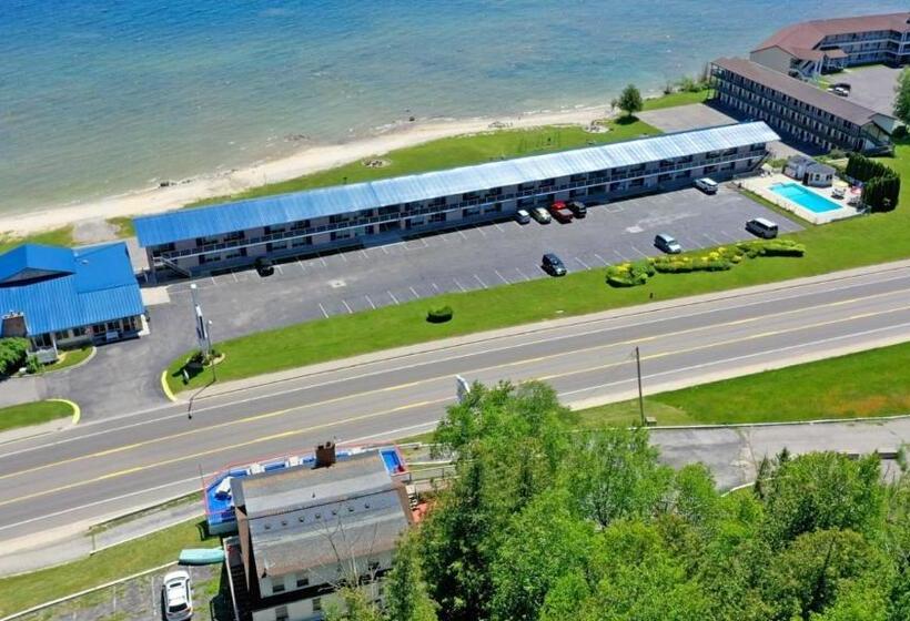 فندق Days Inn & Suites By Wyndham St. Ignace Lakefront