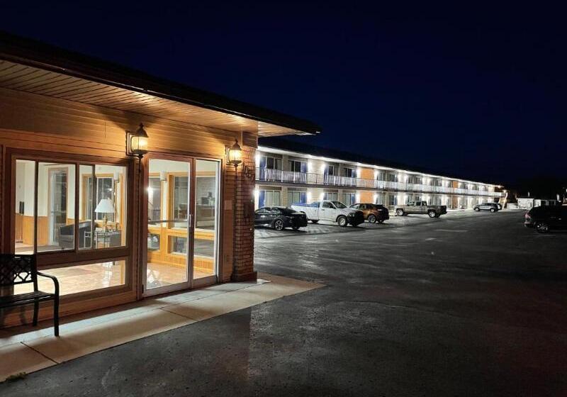 فندق Days Inn & Suites By Wyndham St. Ignace Lakefront