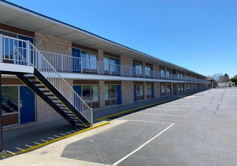 فندق Days Inn & Suites By Wyndham St. Ignace Lakefront