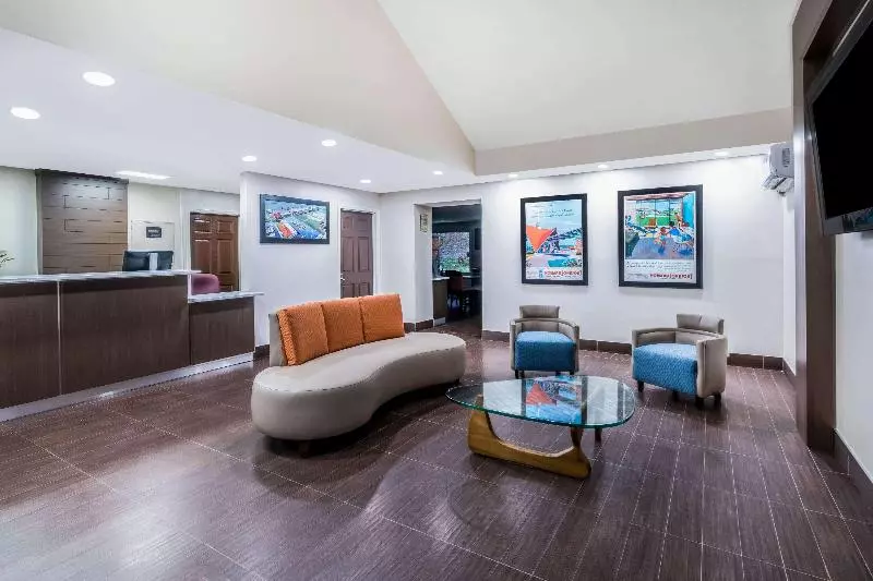 Отель Howard Johnson By Wyndham Dalton