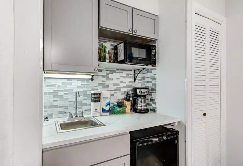 Отель Inn At St Thomas Square