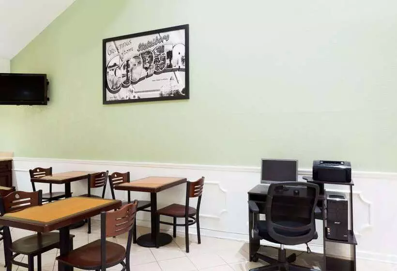 Отель Super 8 By Wyndham Statesboro