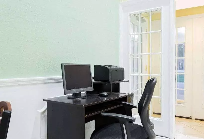 Отель Super 8 By Wyndham Statesboro