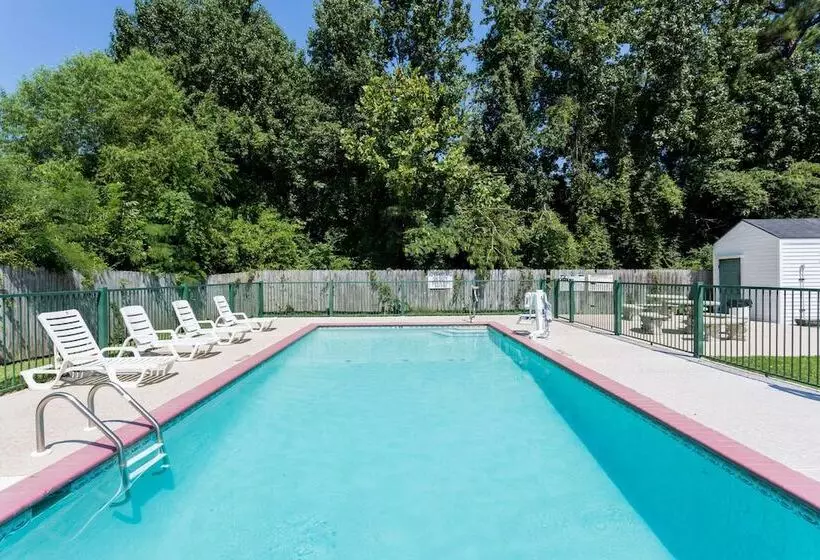 Отель Super 8 By Wyndham Statesboro