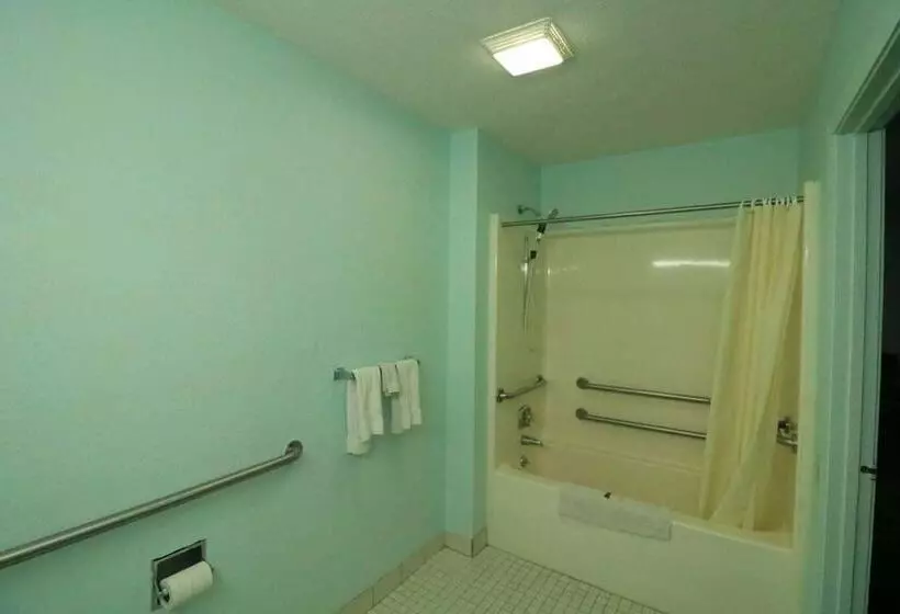 בית מלון כפרי Travelodge By Wyndham Parkersburg