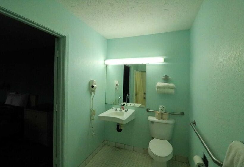 هتل Travelodge By Wyndham Parkersburg