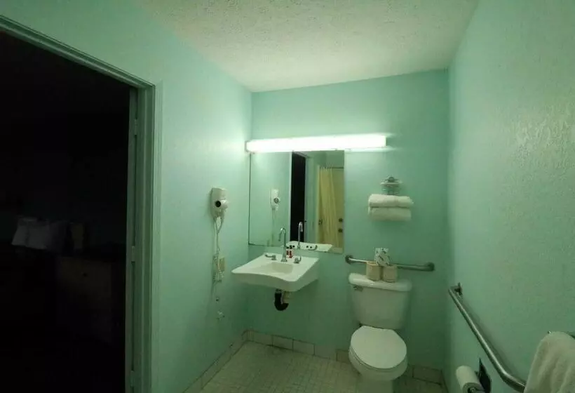 בית מלון כפרי Travelodge By Wyndham Parkersburg