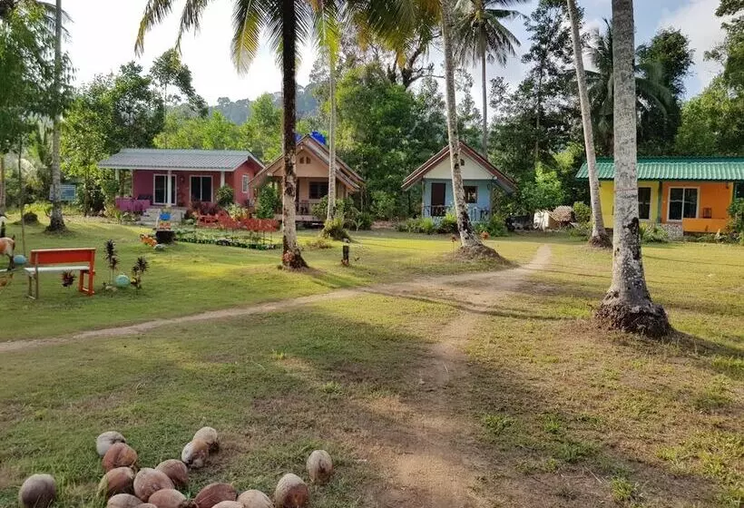 هتل Lee Red House
