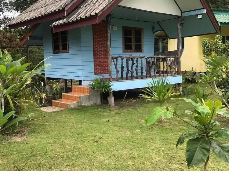 هتل Lee Red House