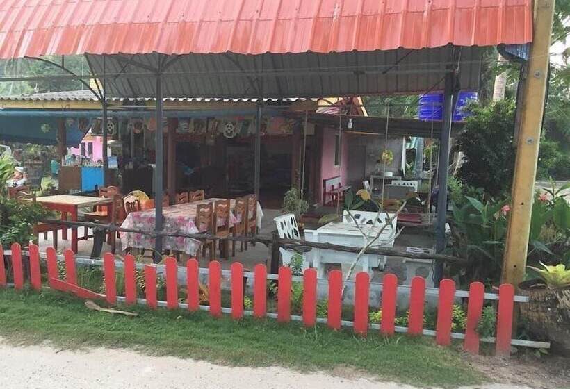 בית מלון כפרי Lee Red House