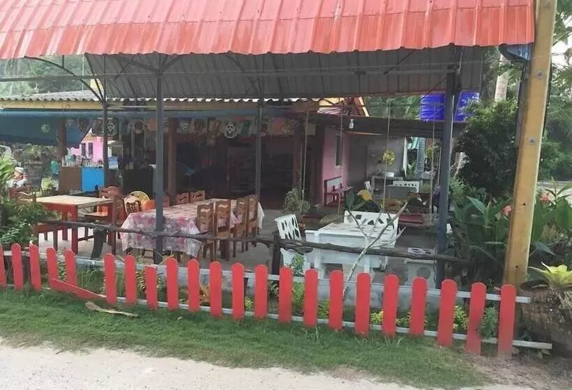 هتل Lee Red House