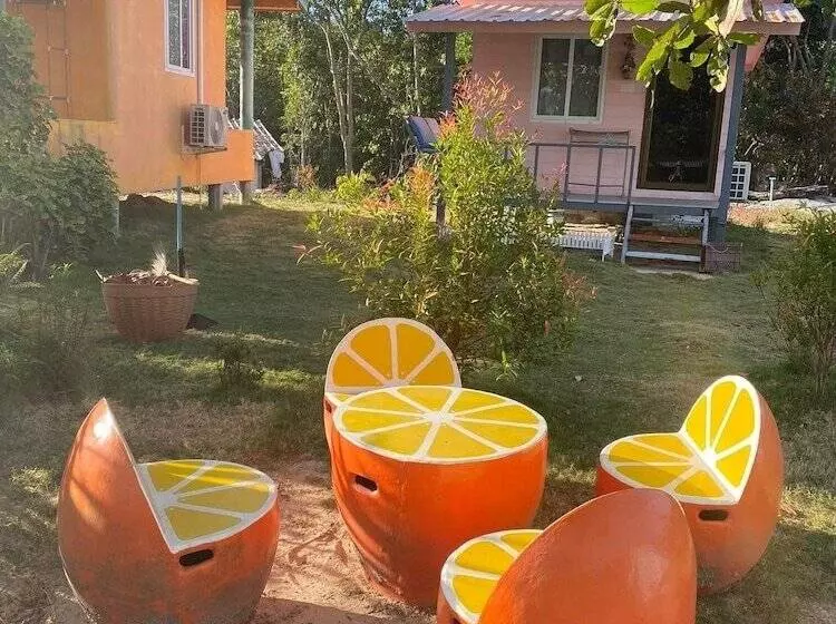 هتل Lee Red House