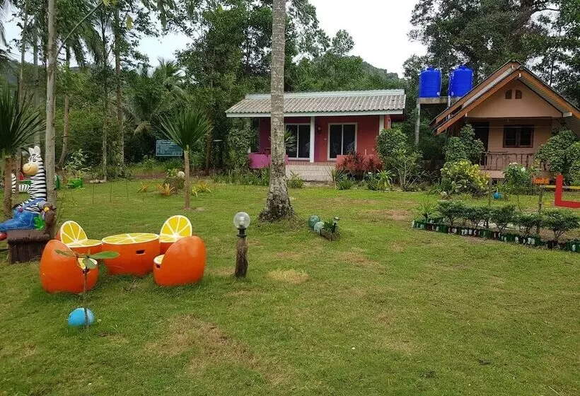 هتل Lee Red House