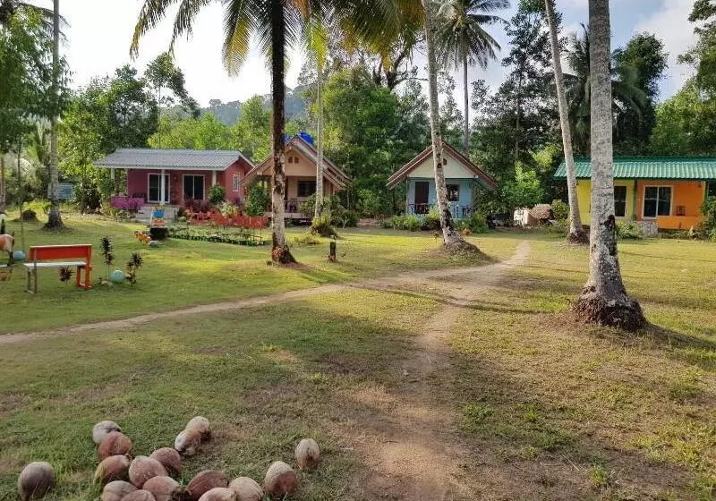 هتل Lee Red House