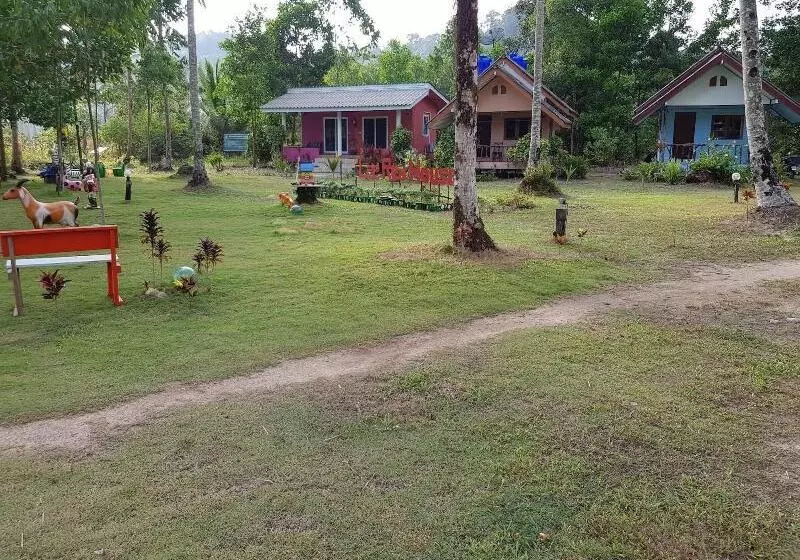 هتل Lee Red House