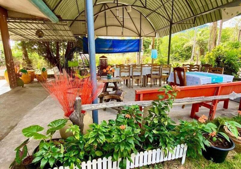 בית מלון כפרי Lee Red House