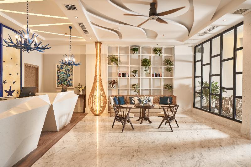 Sofiana My Khe Hotel & Spa Rooftop Pool Bar