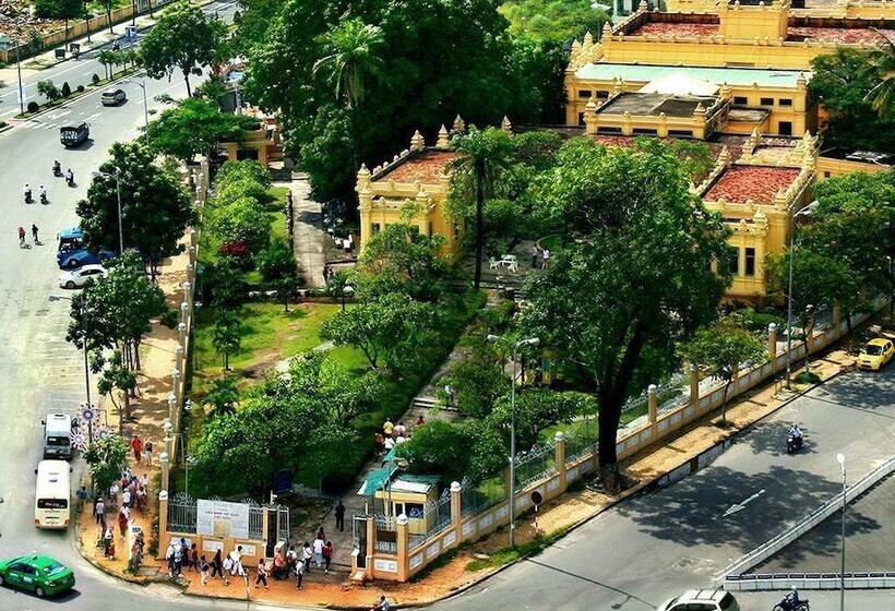 Sofiana My Khe Hotel & Spa Rooftop Pool Bar