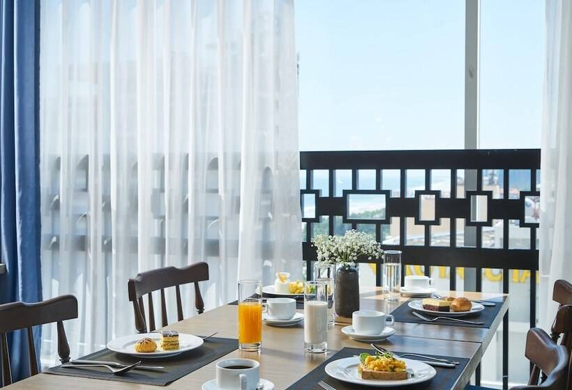 Sofiana My Khe Hotel & Spa Rooftop Pool Bar