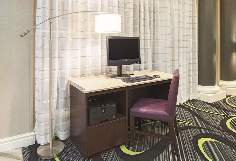 هتل La Quinta By Wyndham St. Louis Westport