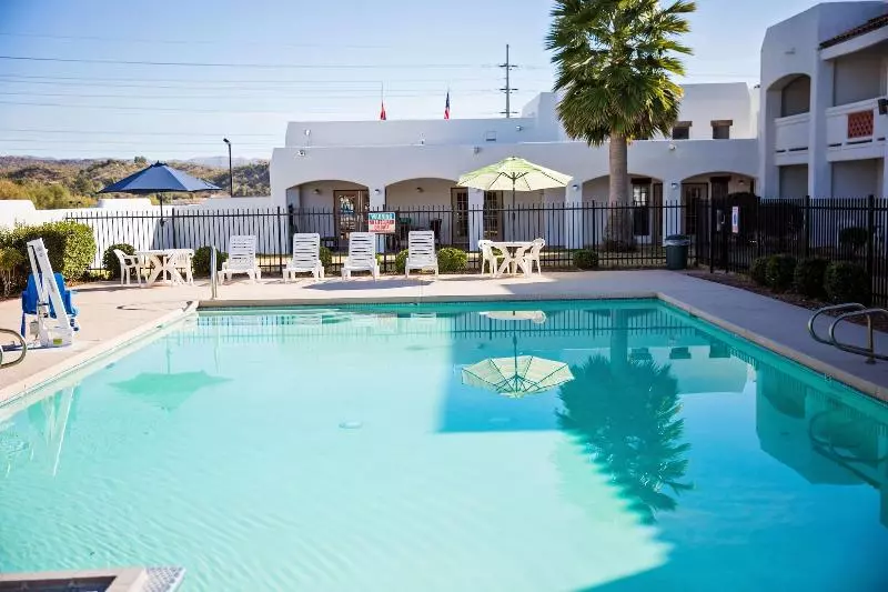 فندق Los Viajeros Inn